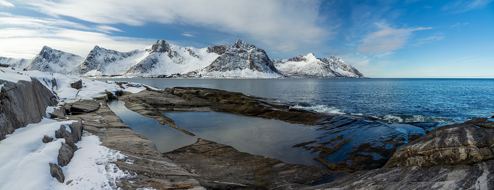 塞尼亚岛Tungeneset雪山与海湾，四月残雪实景